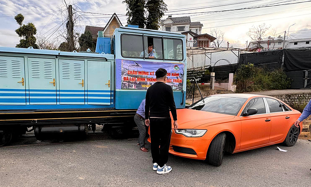 o to cho ca si cao thai son va cham tau hoa tai da lat