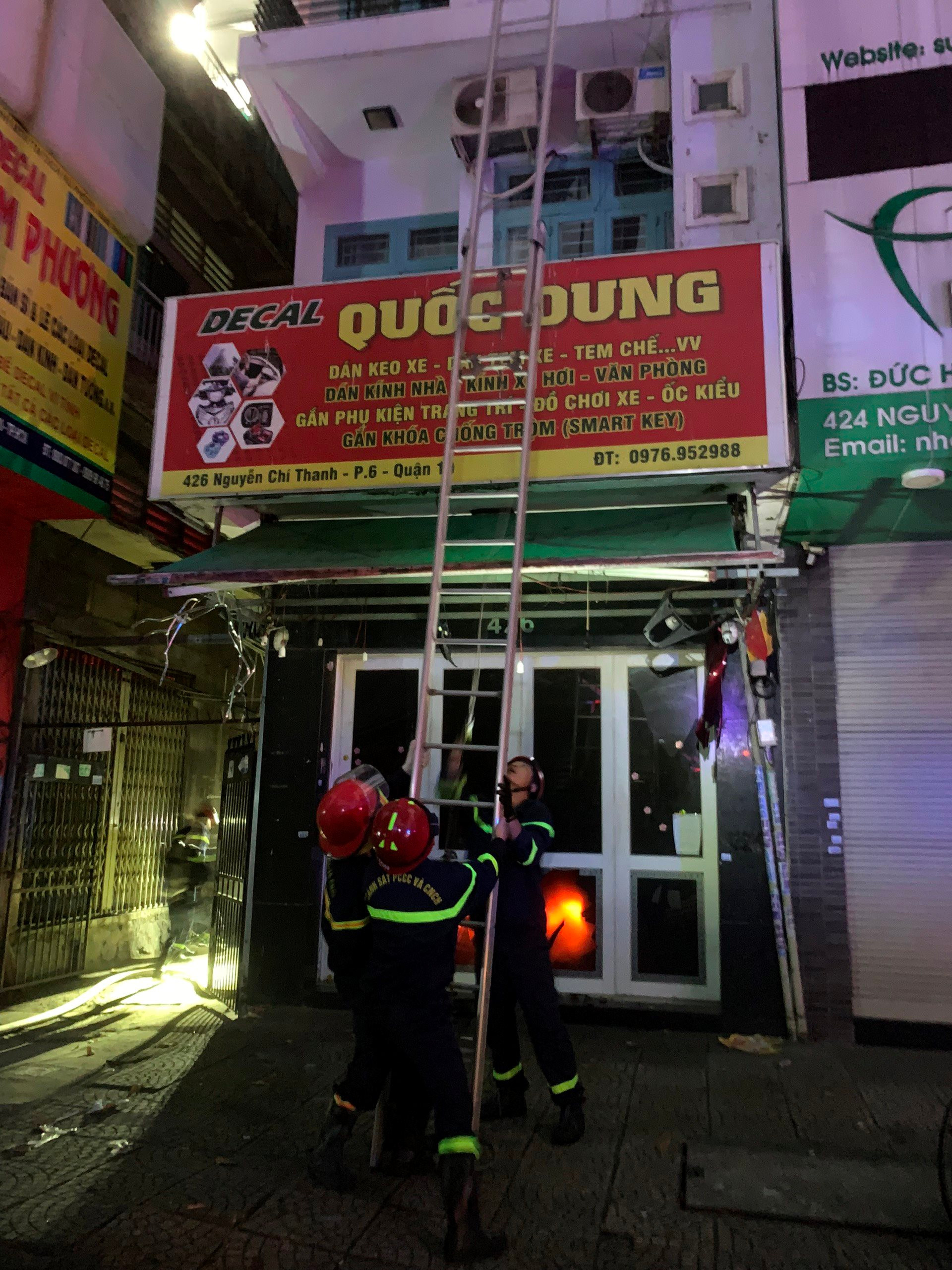canh sat giai cuu 6 nguoi mac ket trong dam chay rung ruc o tp hcm 1 canh sat giai cuu 6 nguoi mac ket trong dam chay rung ruc o tp hcm 1