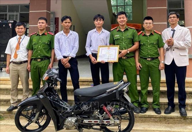 khen thuong nam sinh lop 11 dung cam truy duoi 10km bat ke trom xe may 