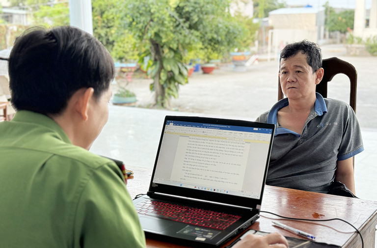 nghi ngo bi phan boi nguoi dan ong ru vo di uong nuoc roi ra tay sat hai vo tren duong 1 nghi ngo bi phan boi nguoi dan ong ru vo di uong nuoc roi ra tay sat hai vo tren duong 1