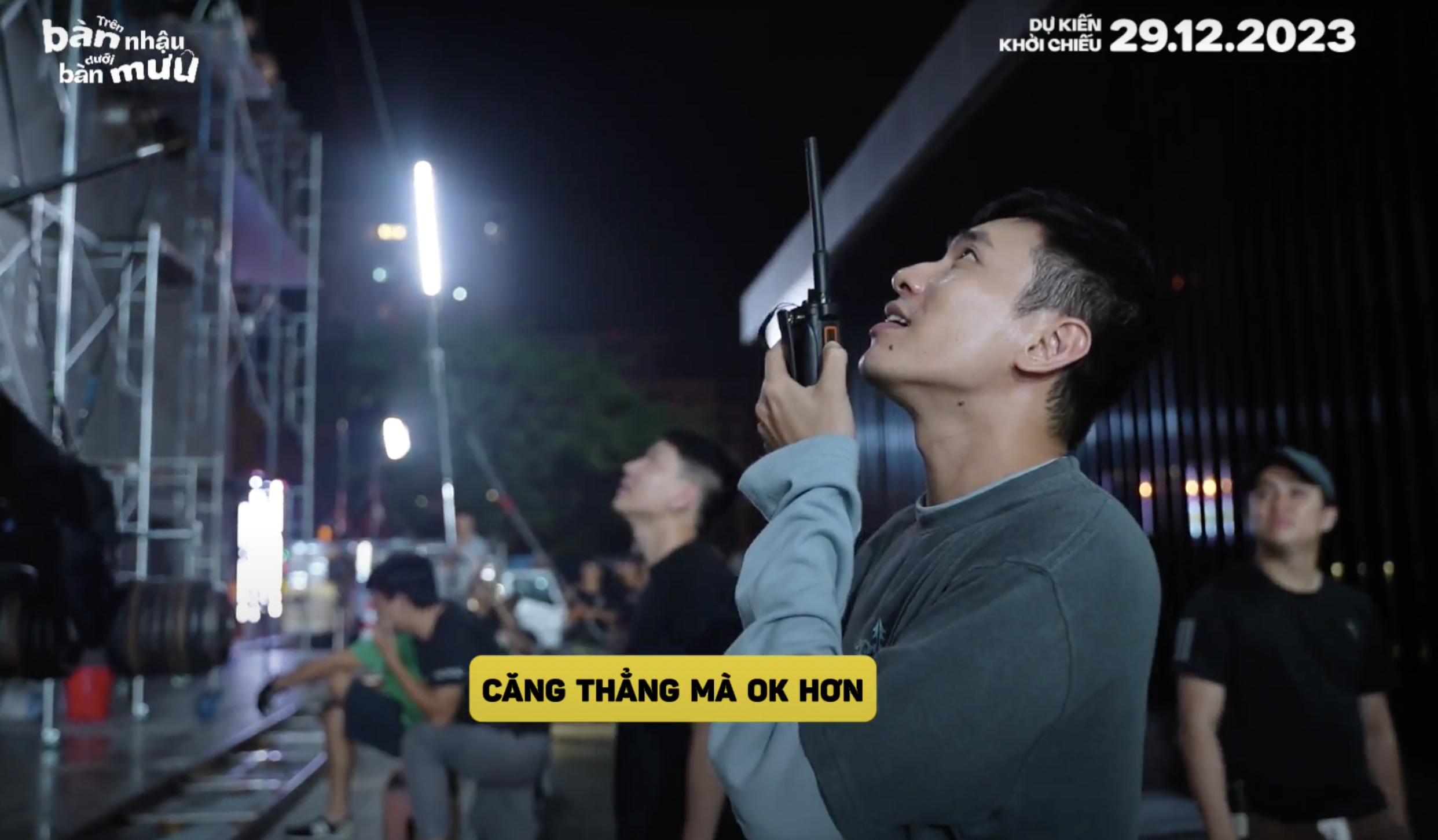 clip-hau-truong-tren-ban-nhau-duoi-ban-muu-netizen-phat-sot-vi-nu-hon-cua-kieu-minh-tuan-va-dieu-nhi clip-hau-truong-tren-ban-nhau-duoi-ban-muu-netizen-phat-sot-vi-nu-hon-cua-kieu-minh-tuan-va-dieu-nhi