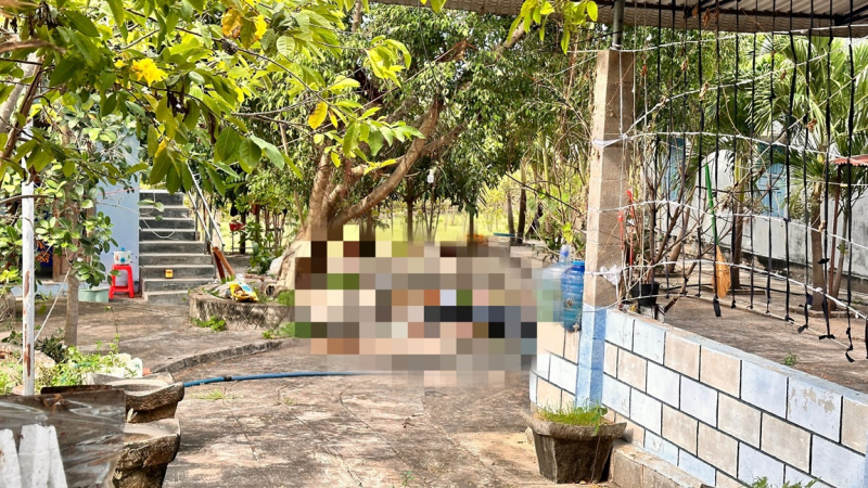 nhan vien nha nghi ta hoa phat hien nu khach hang treo co trong phong 2