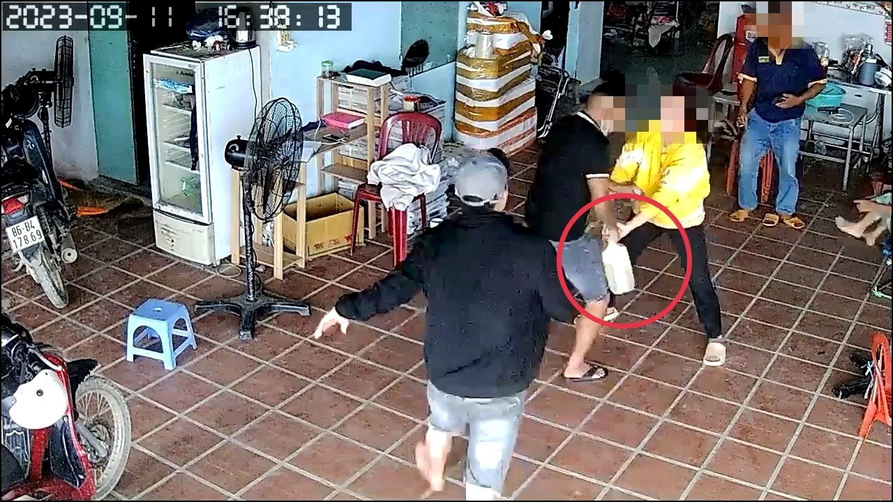 truy to 2 nguoi con trai mang xang doa dot nha me ruot doa sat hai ca nha