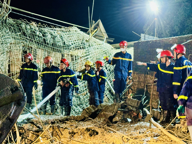 vu sap gian giao o thanh hoa mot nguoi thiet mang 4 nguoi bi tuot theo be tong xuong dat 2 vu sap gian giao o thanh hoa mot nguoi thiet mang 4 nguoi bi tuot theo be tong xuong dat 2