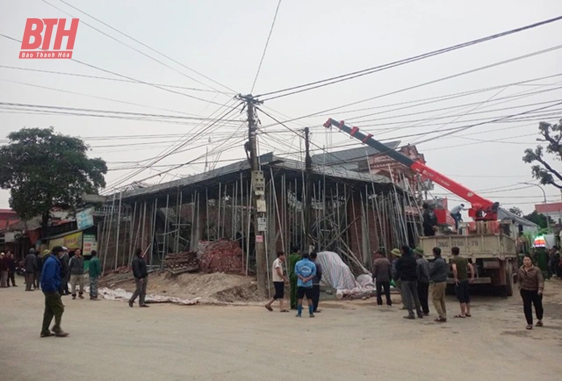 vu sap gian giao o thanh hoa mot nguoi thiet mang 4 nguoi bi tuot theo be tong xuong dat 3 vu sap gian giao o thanh hoa mot nguoi thiet mang 4 nguoi bi tuot theo be tong xuong dat 3