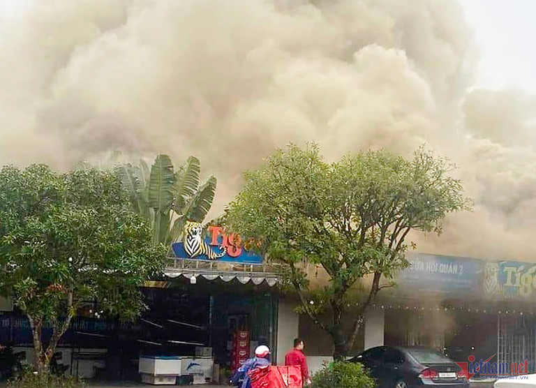 hien truong vu chay nha hang hai san o tp vinh nhieu tai san bi thieu rui