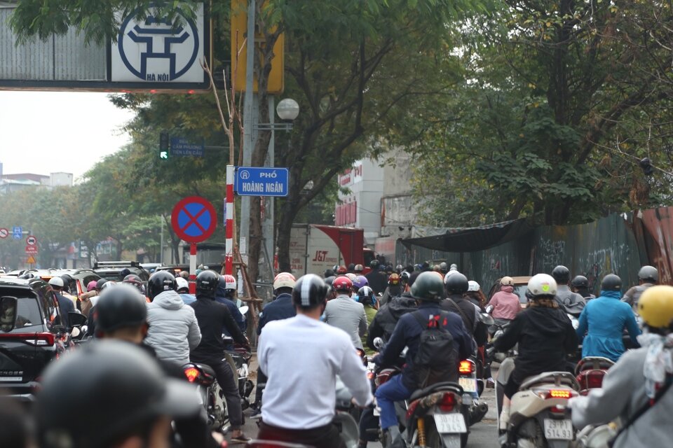 duong pho ha noi un tac nguoi dan chat vat di chuyen trong ngay di lam dau tien nam 2024 15