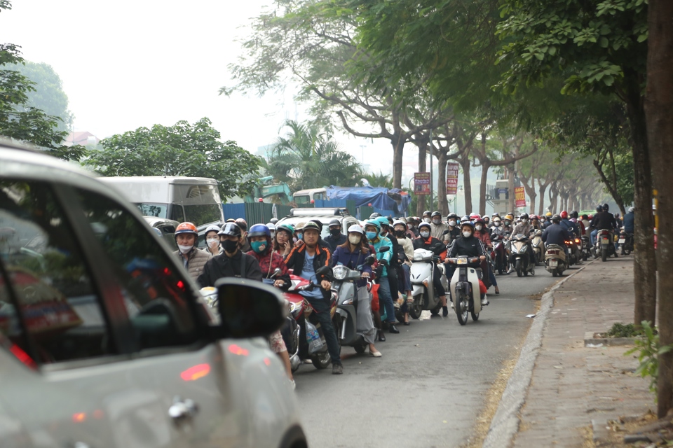 duong pho ha noi un tac nguoi dan chat vat di chuyen trong ngay di lam dau tien nam 2024 16