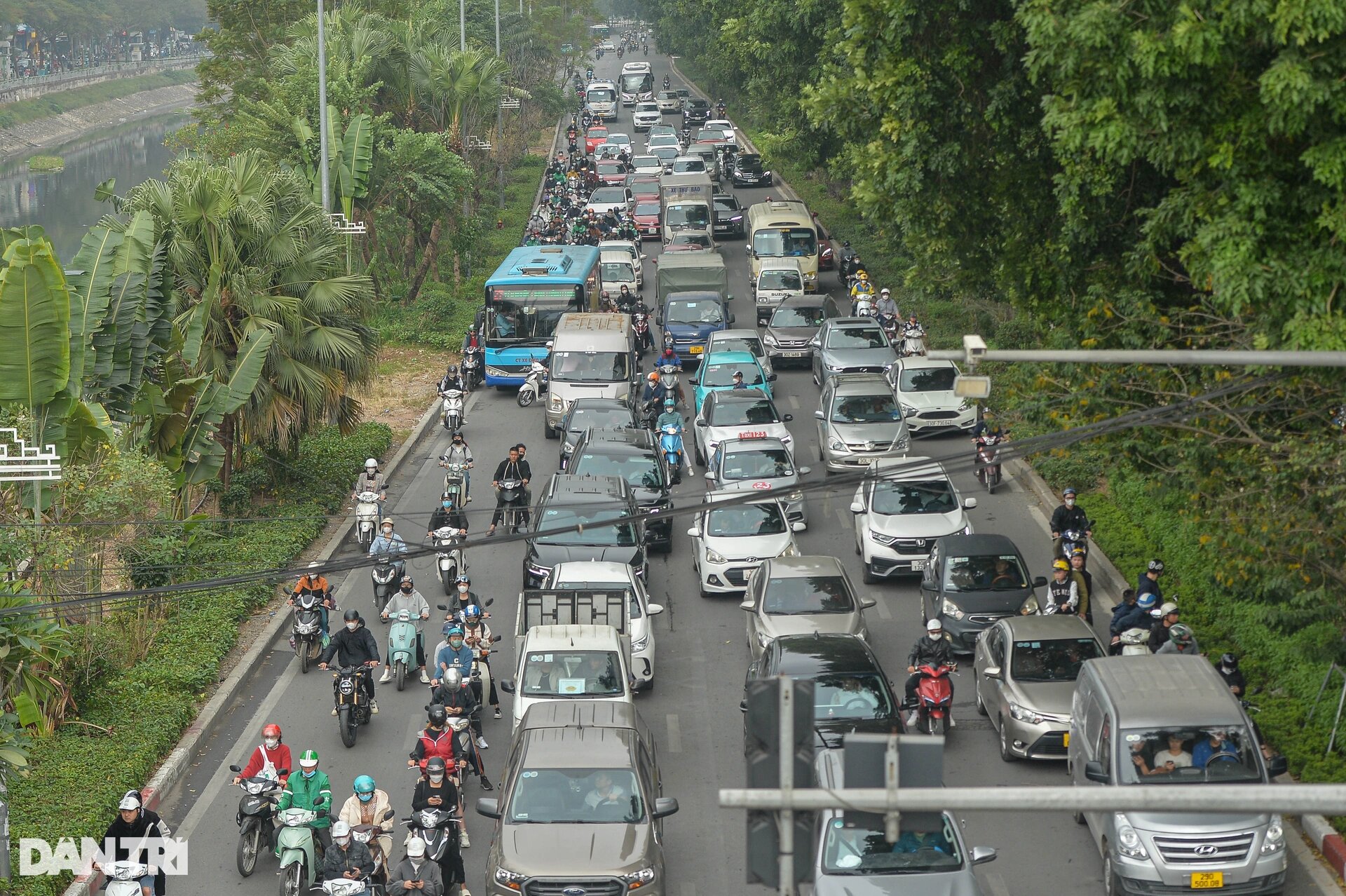 duong pho thu do un tac nguoi dan chat vat di chuyen trong ngay di lam dau nam moi 9
