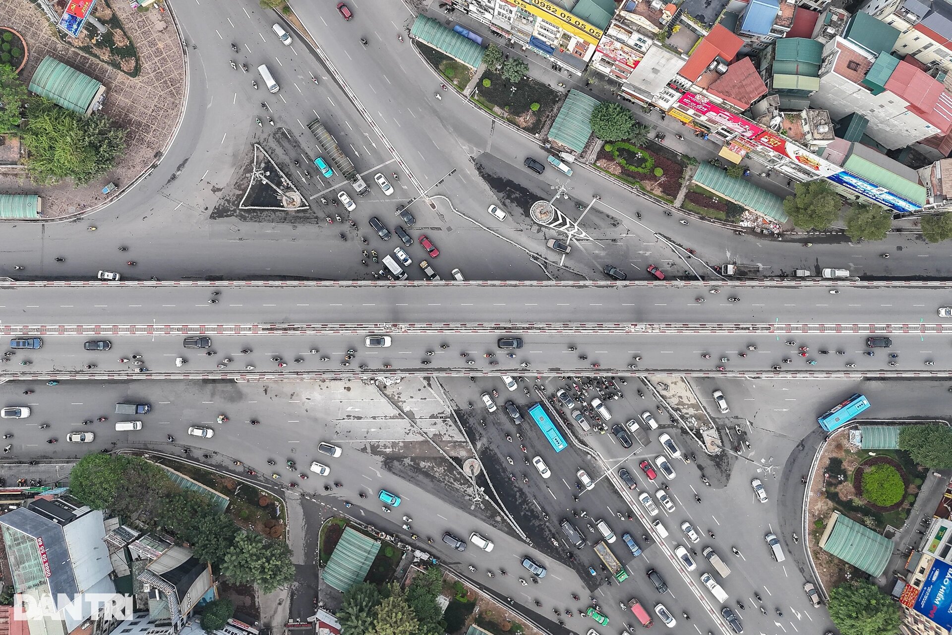 duong pho thu do un tac nguoi dan chat vat di chuyen trong ngay di lam dau nam moii