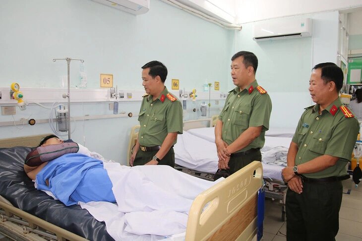 khong che doi tuong cam dao tan cong nguoi di duong chem mot thieu ta cong an bi thuong 2 khong che doi tuong cam dao tan cong nguoi di duong chem mot thieu ta cong an bi thuong 2