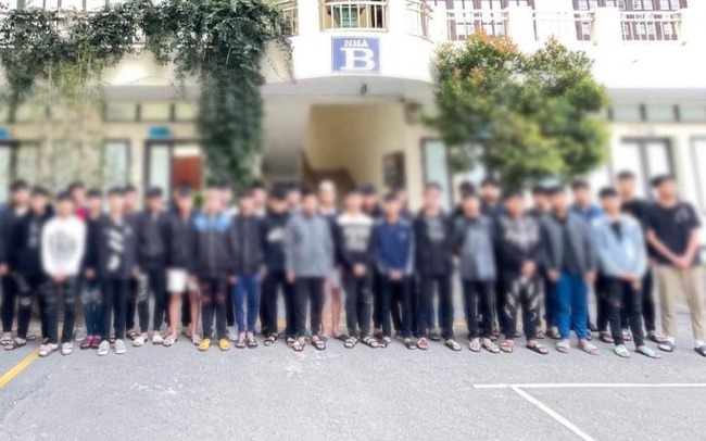 hang chuc thanh nien mang theo hung khi di tu bac ninh sang ha noi chem nguoi