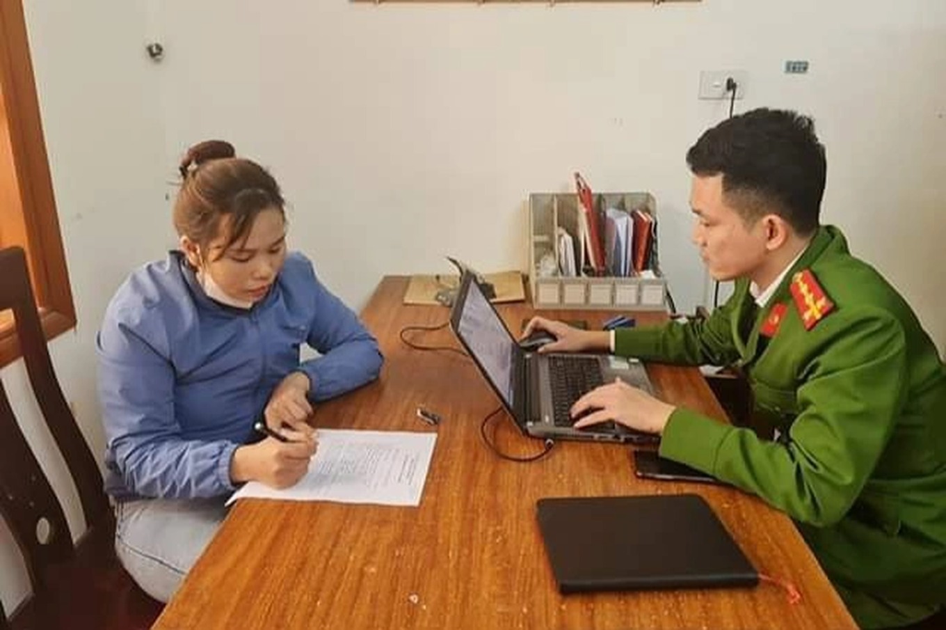 nghe an thieu no hot gril 9x danh trao vang gia lay vang that roi di cuop giat tai tiem vang 2