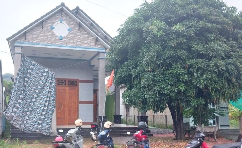 tam giu cap vo chong hanh hung khoa cua nhot to cong tac thi hanh an trong nha 2 tam giu cap vo chong hanh hung khoa cua nhot to cong tac thi hanh an trong nha 2