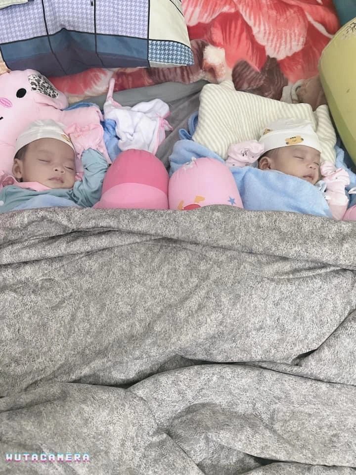 2 be gai song sinh bi bo roi trong chiec lan nhua kem to giay ghi dong chu khien nhieu nguoi dau xot 
