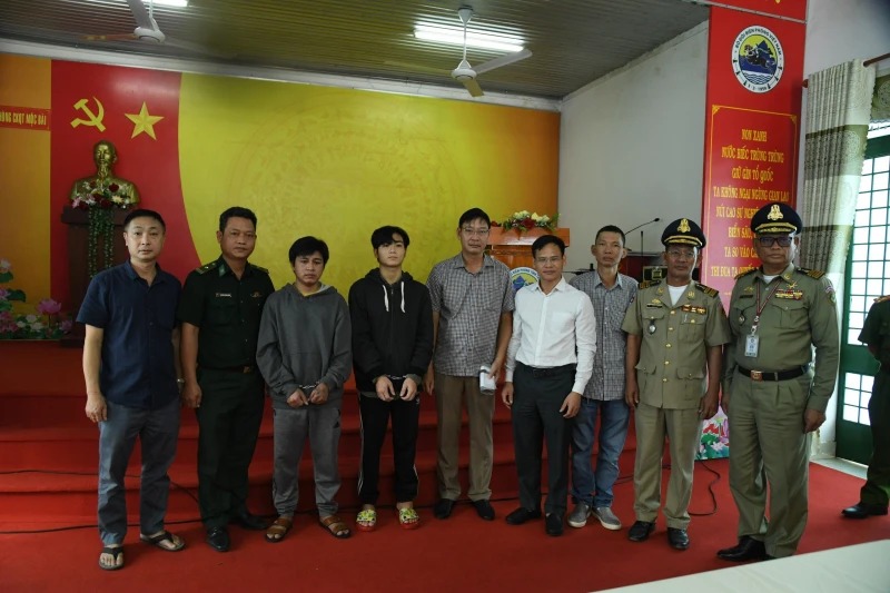 tin tuc phap luat moi nhat ngay 1 11 2024 bat giu 2 nghi pham sat hai nguoi dan ong ban cua o ca mau 1