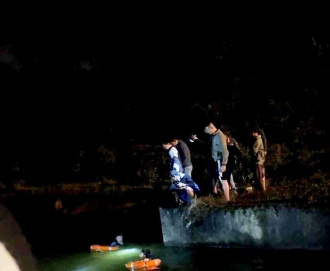 ha tinh 2 hoc sinh lop 3 duoi nuoc thuong tam duoi tran ho tau voi 1 ha tinh 2 hoc sinh lop 3 duoi nuoc thuong tam duoi tran ho tau voi 1