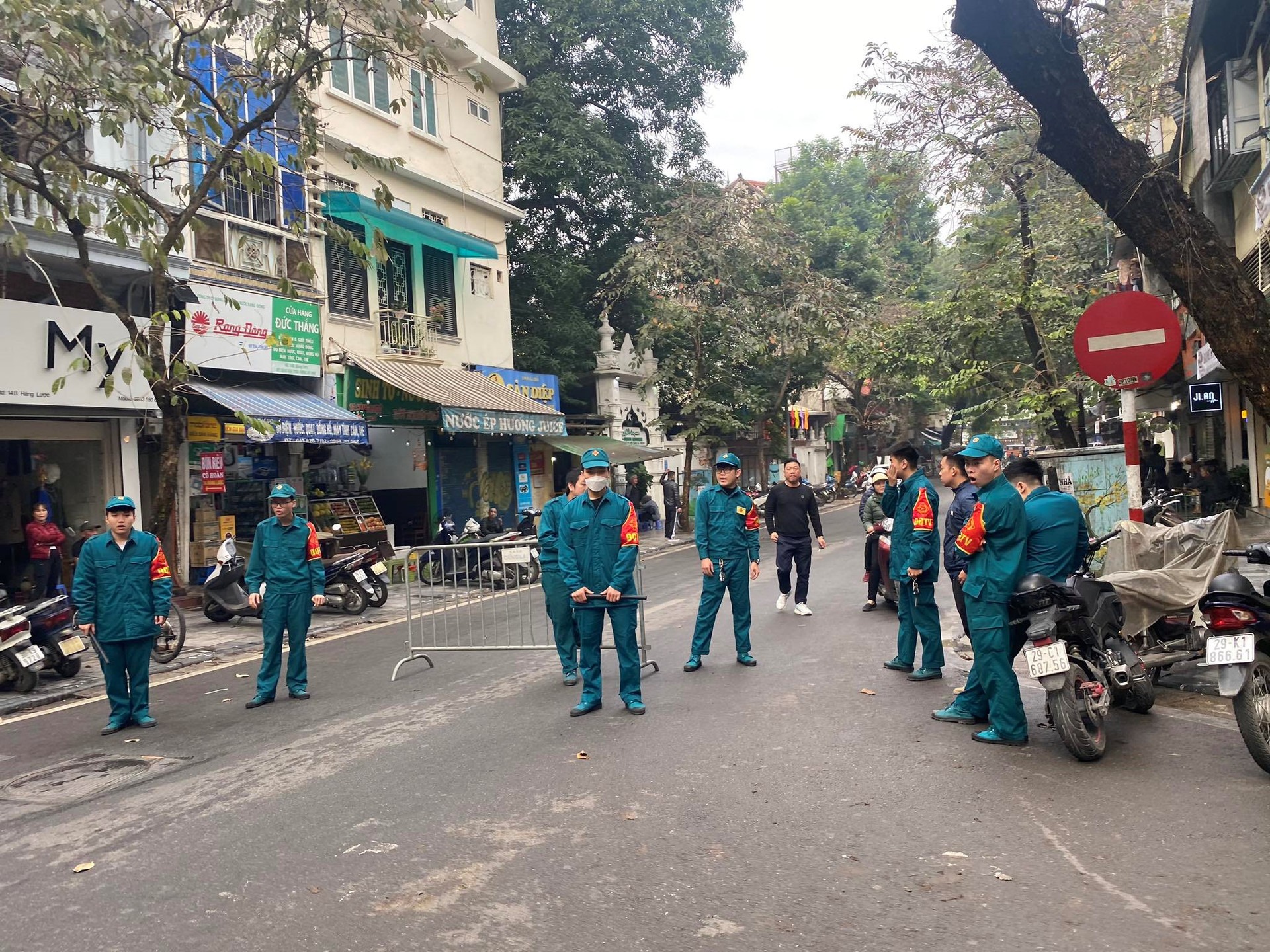 hien truong vu chay lon o pho co ha noi luc rang sang 4 nguoi tu vong 10