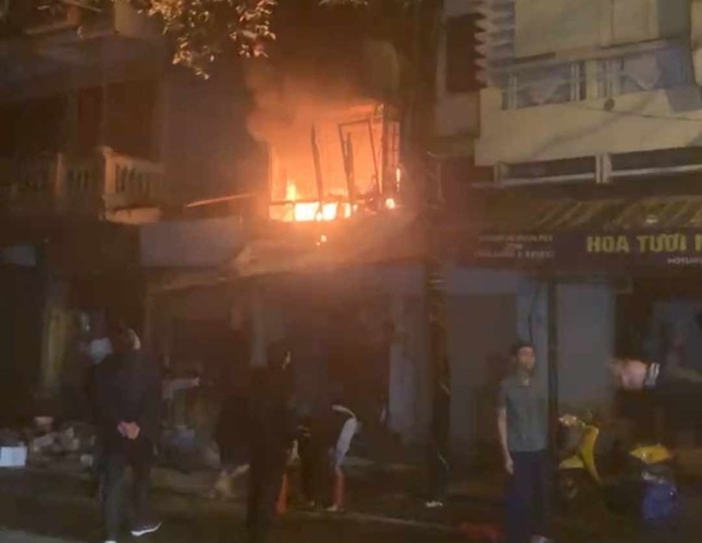 hien truong vu chay lon o pho co ha noi luc rang sang 4 nguoi tu vong 2