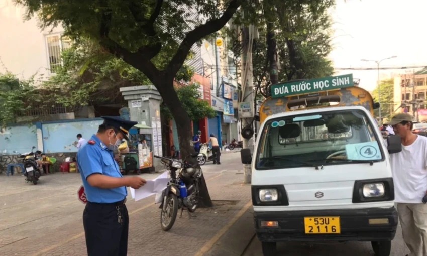de xuat xe dua don hoc sinh phai son mau vang dam co coi bao dong khi tre bi bo quen 2