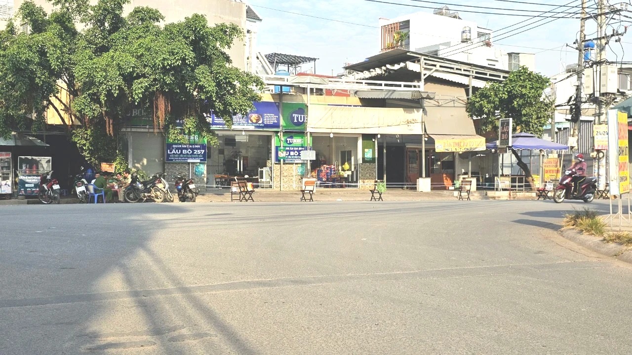 tp hcm hai nhom thanh nien hon chien trong quan lau 2 nguoi thuong vong
