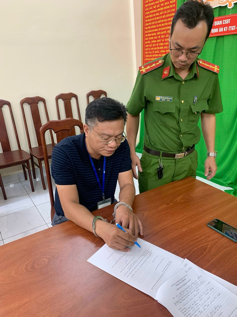 boc tran thu doan lua dao chiem doat hang ty dong cua nguoi dan ong o tp hcm boc tran thu doan lua dao chiem doat hang ty dong cua nguoi dan ong o tp hcm