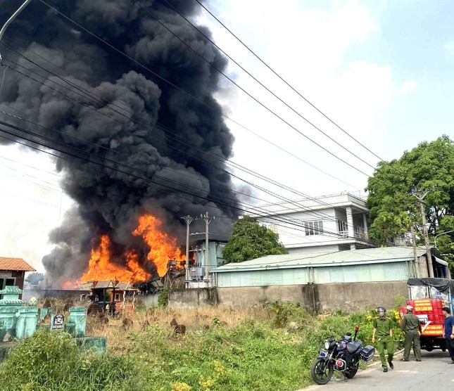 khoi lua nhan chim xuong san xuat nem mut nhieu nguoi thao chay thoat than 1