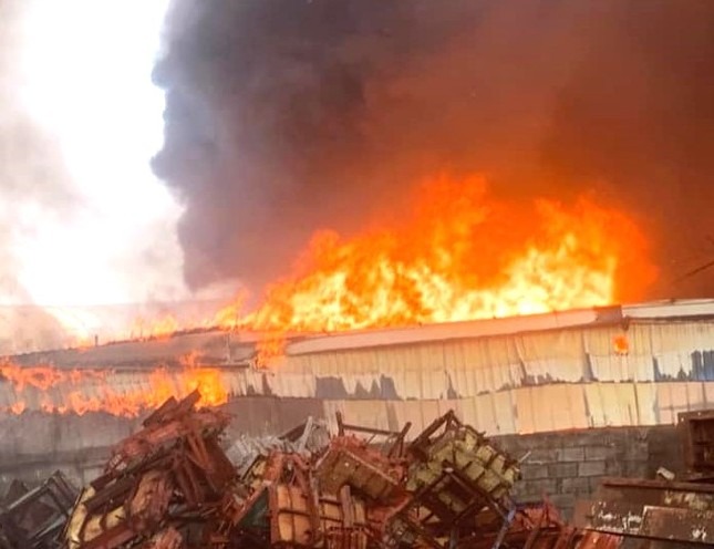 khoi lua nhan chim xuong san xuat nem mut nhieu nguoi thao chay thoat than 2