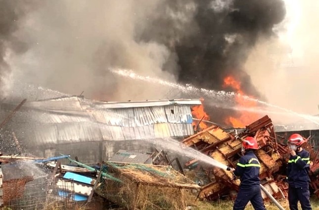 khoi lua nhan chim xuong san xuat nem mut nhieu nguoi thao chay thoat than 3