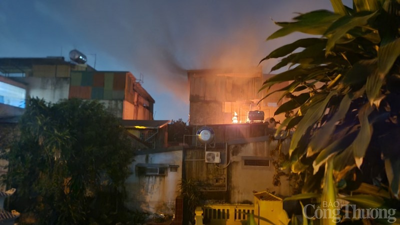 lua chay do ruc tai ngoi nha 3 tang o ha noi cot khoi cao ngut troi lua chay do ruc tai ngoi nha 3 tang o ha noi cot khoi cao ngut troi