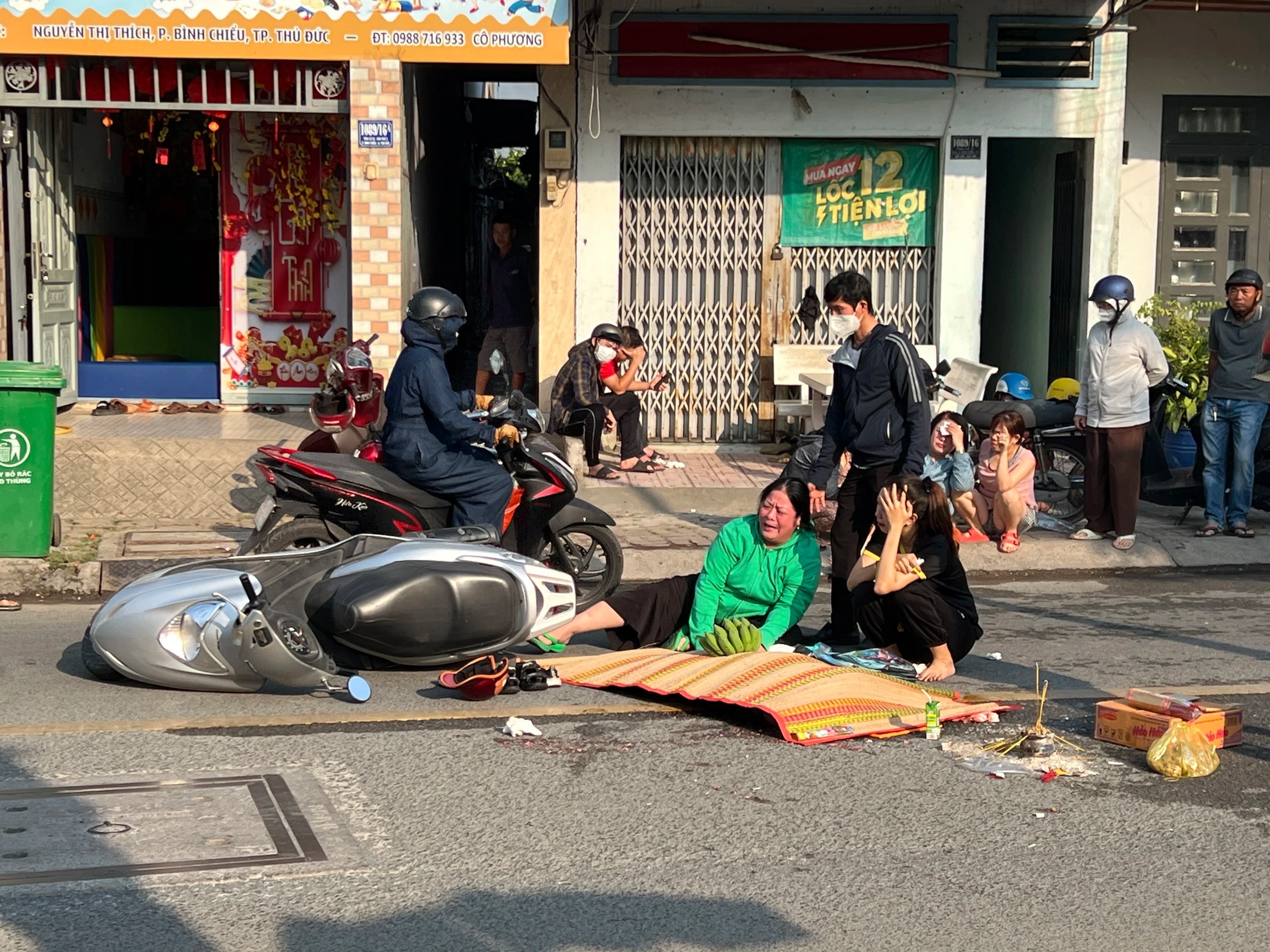 xot long hinh anh ba ngoai om thi the be trai 7 tuoi khoc gao sau tai nan giao thong xot long hinh anh ba ngoai om thi the be trai 7 tuoi khoc gao sau tai nan giao thong