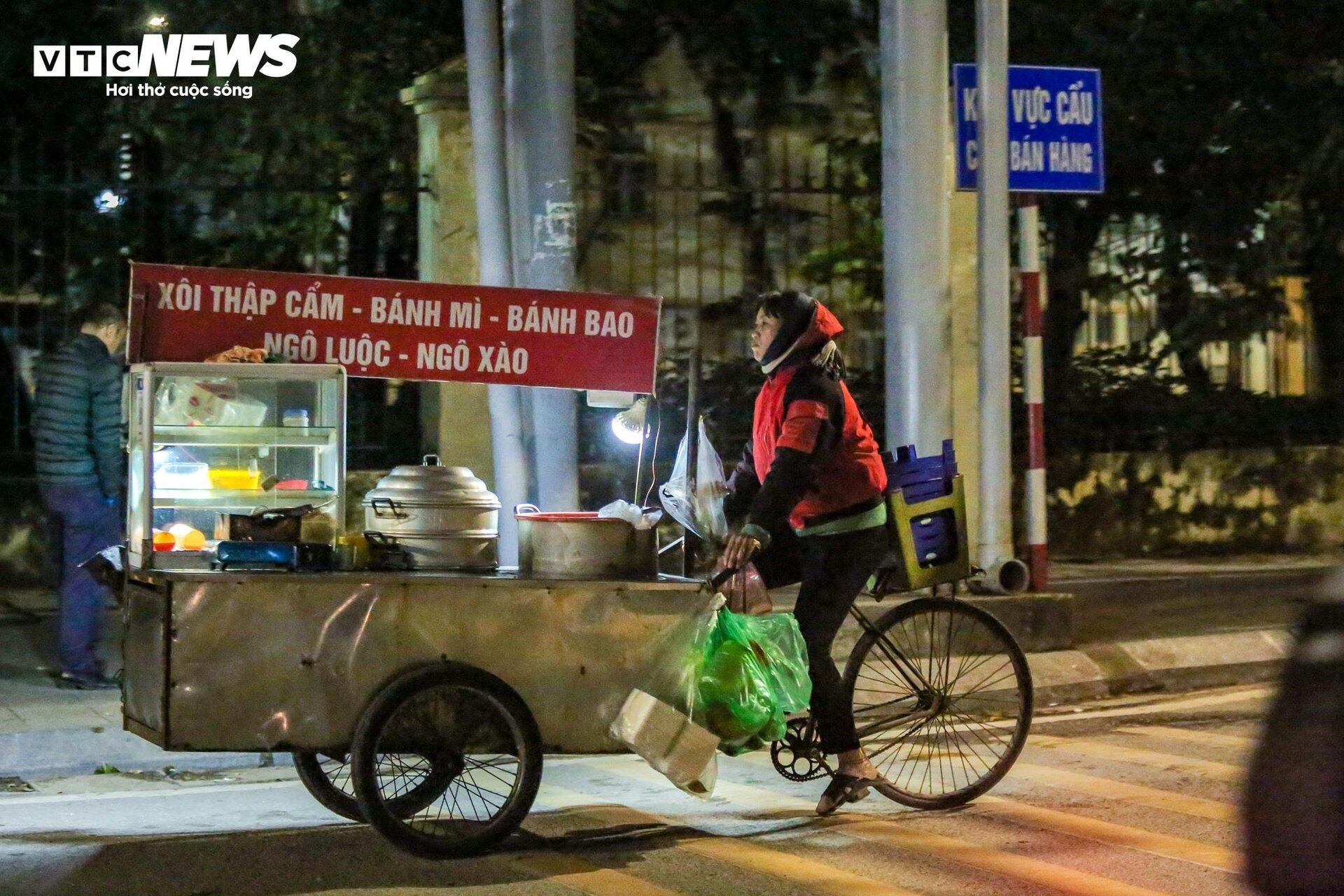 Tin trong nước - Người lao động xuyên đêm đốt lửa, chống chọi với giá lạnh 'thấu xương' để mưu sinh (Hình 15).