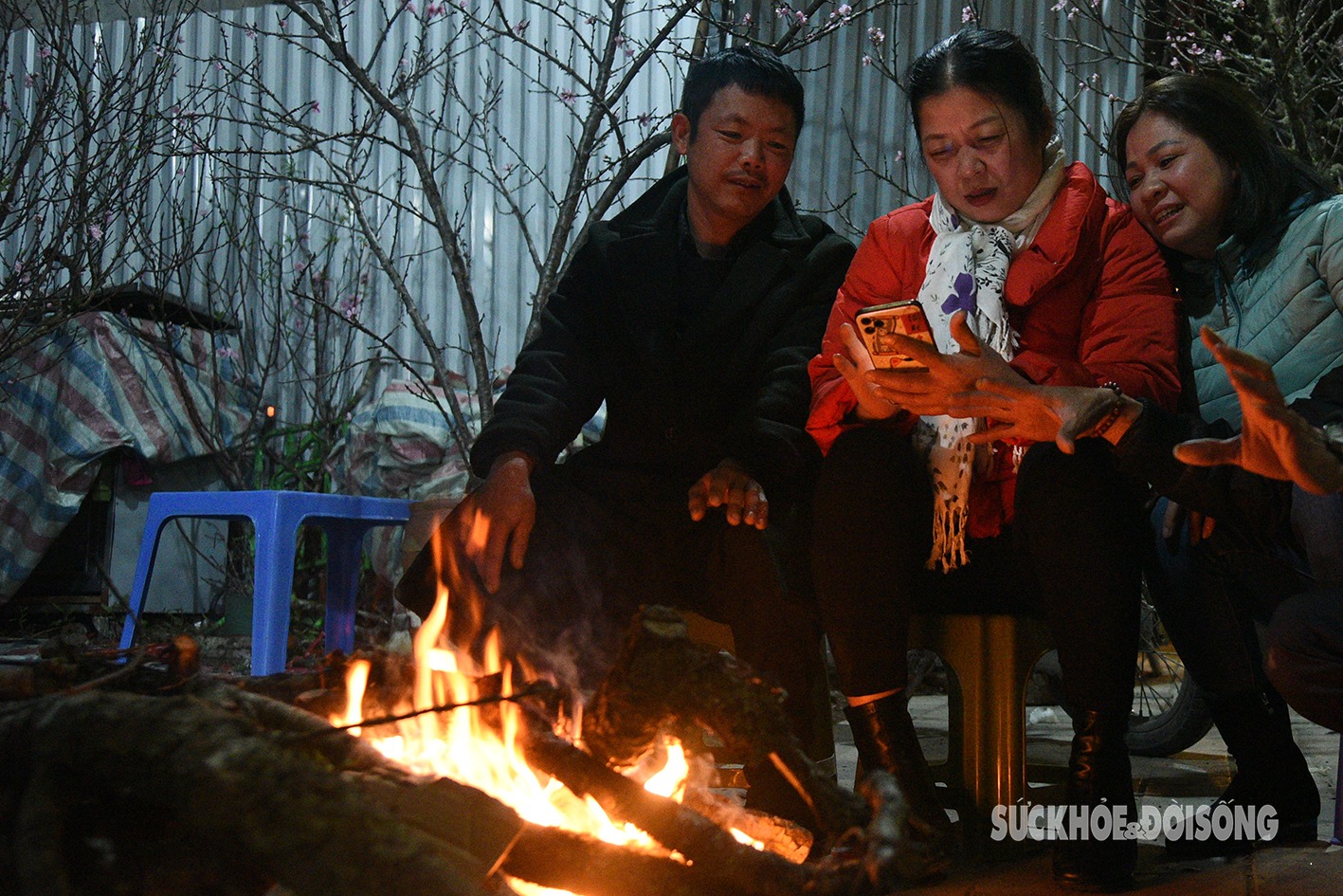 Tin trong nước - Người lao động xuyên đêm đốt lửa, chống chọi với giá lạnh 'thấu xương' để mưu sinh (Hình 10).