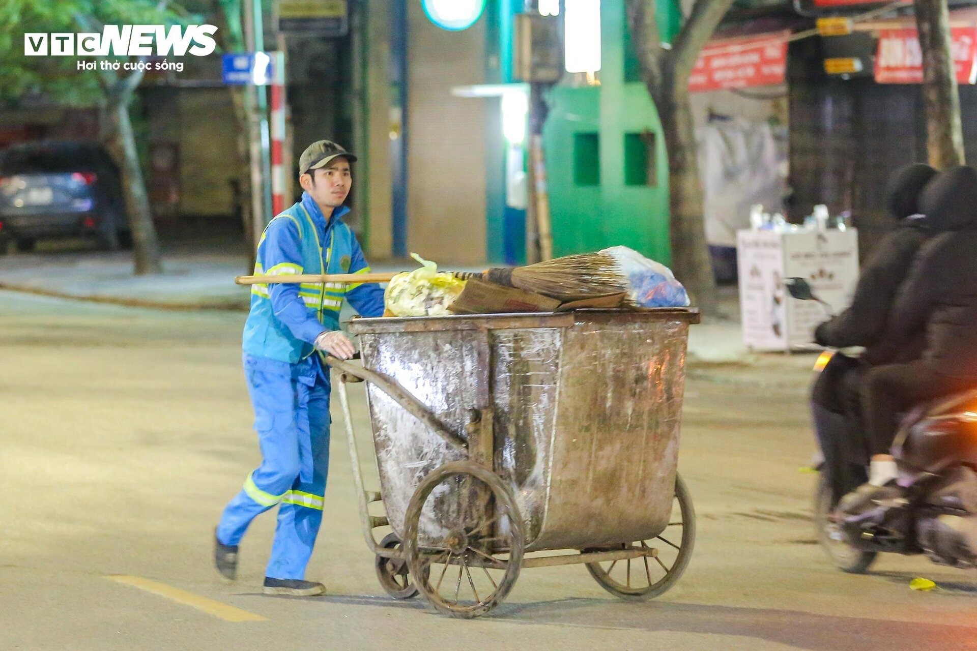 Tin trong nước - Người lao động xuyên đêm đốt lửa, chống chọi với giá lạnh 'thấu xương' để mưu sinh (Hình 12).