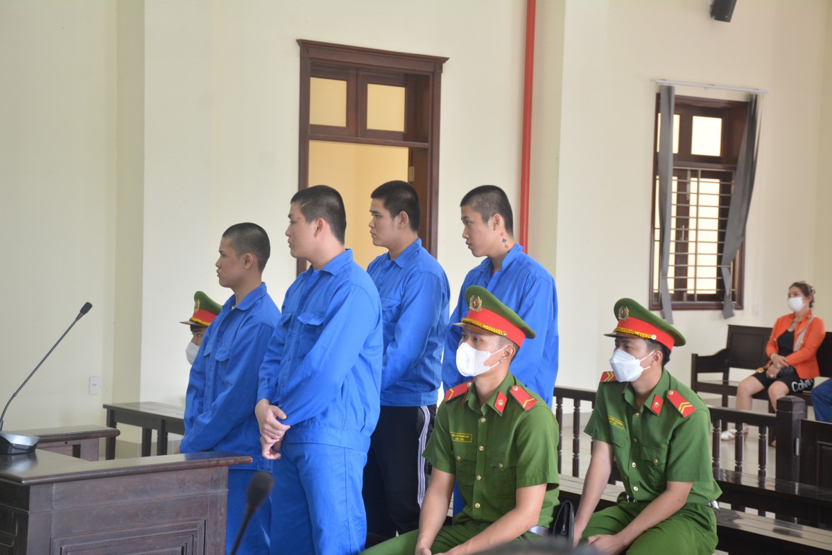 xet xu nhom doi tuong dam nguoi khac nguy kich vi cho rang bi nhin deu xet xu nhom doi tuong dam nguoi khac nguy kich vi cho rang bi nhin deu