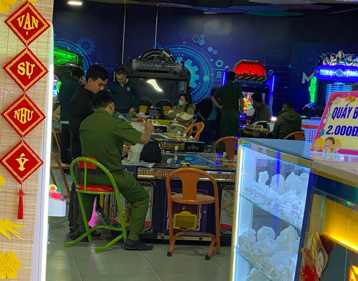 cong an quang ngai lat tay bi mat trong trung tam thuong mai 