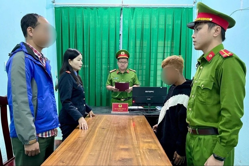 nam thanh nien bi bat ngay khi ban gai nhi 15 tuoi den trung tam y te sinh con