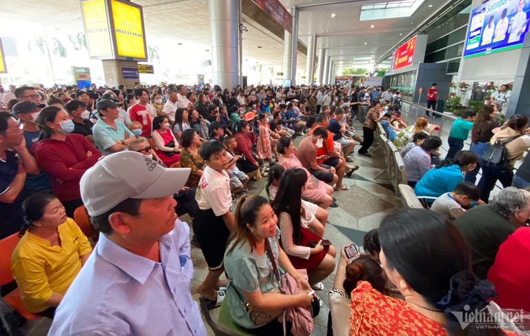 san bay tan son nhat tap nap nguoi don viet kieu ve que an tet 1 san bay tan son nhat tap nap nguoi don viet kieu ve que an tet 1
