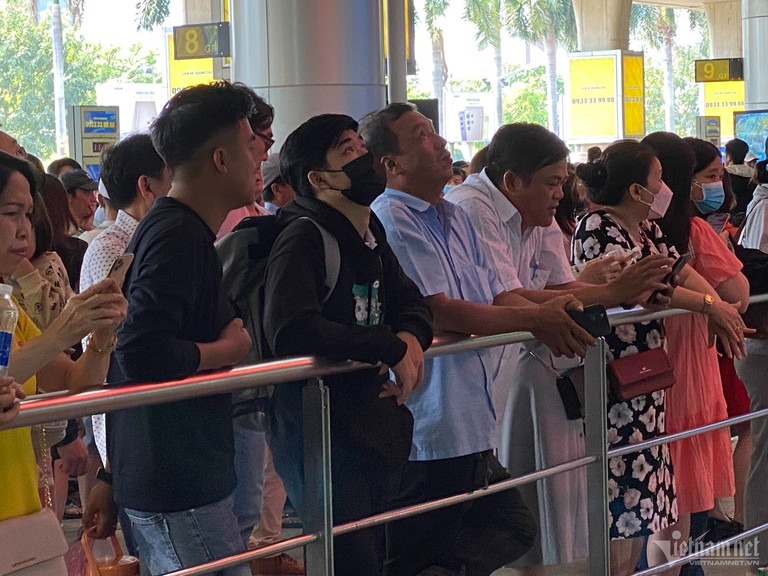 san bay tan son nhat tap nap nguoi don viet kieu ve que an tet 4 san bay tan son nhat tap nap nguoi don viet kieu ve que an tet 4