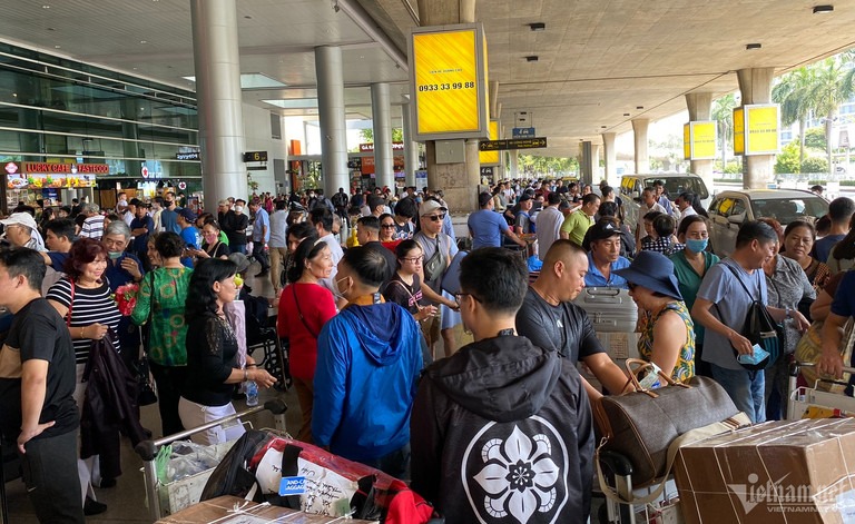 san bay tan son nhat tap nap nguoi don viet kieu ve que an tet 5 san bay tan son nhat tap nap nguoi don viet kieu ve que an tet 5