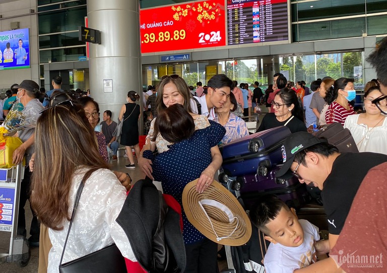 san bay tan son nhat tap nap nguoi don viet kieu ve que an tet 6 san bay tan son nhat tap nap nguoi don viet kieu ve que an tet 6