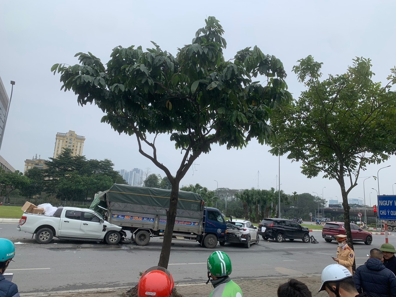 hien truong vu tai nan lien hoan 6 o to dam don toa hu hong nang o ha noi