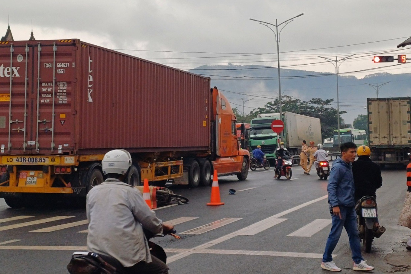 va cham voi xe container tren duong di cho khien vo tu vong chong trong thuong va cham voi xe container tren duong di cho khien vo tu vong chong trong thuong
