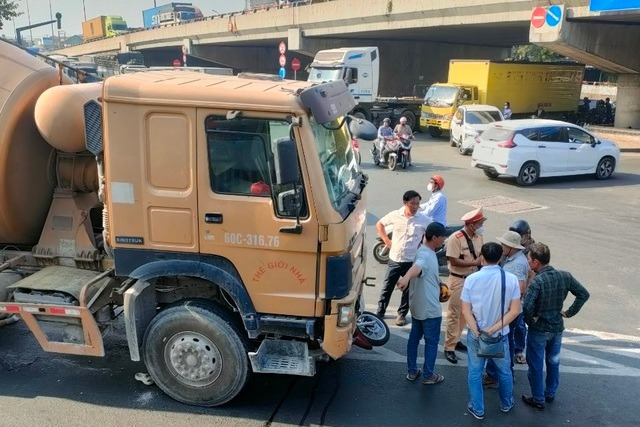 co gai tre tu vong thuong tam sau va cham voi xe bon tren xe may van con treo ly tra sua co gai tre tu vong thuong tam sau va cham voi xe bon tren xe may van con treo ly tra sua