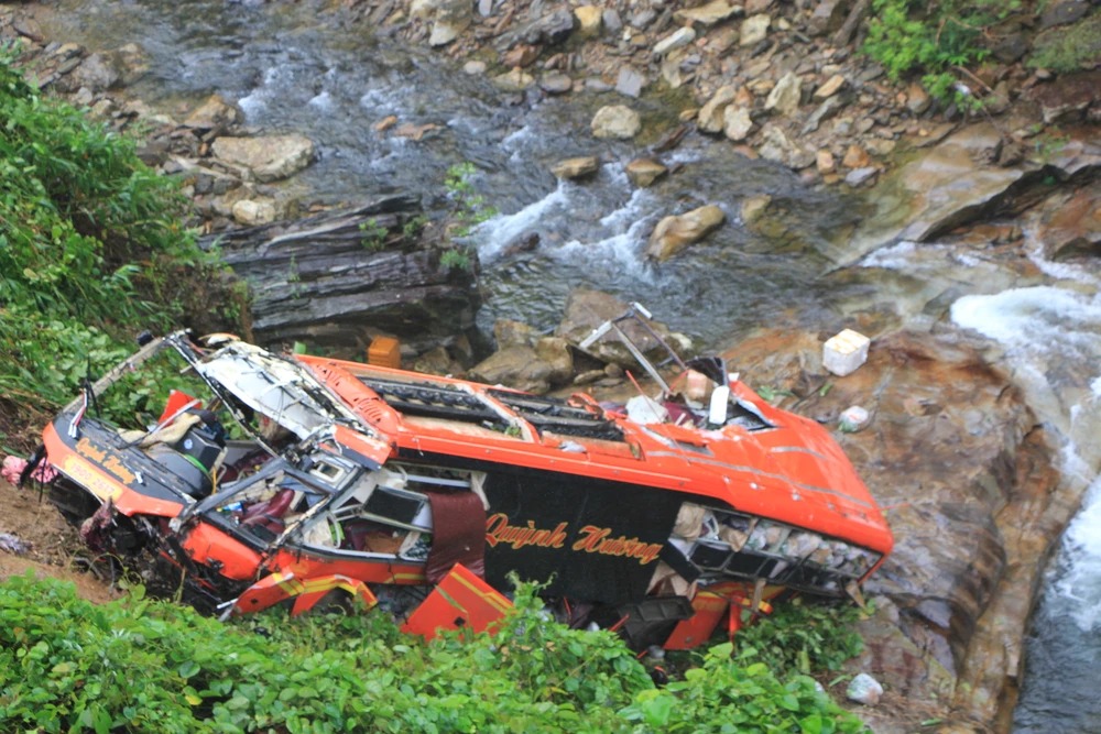 vu xe khach lao xuong vuc o cao toc la son tuy loan bat tam giam tai xe 2