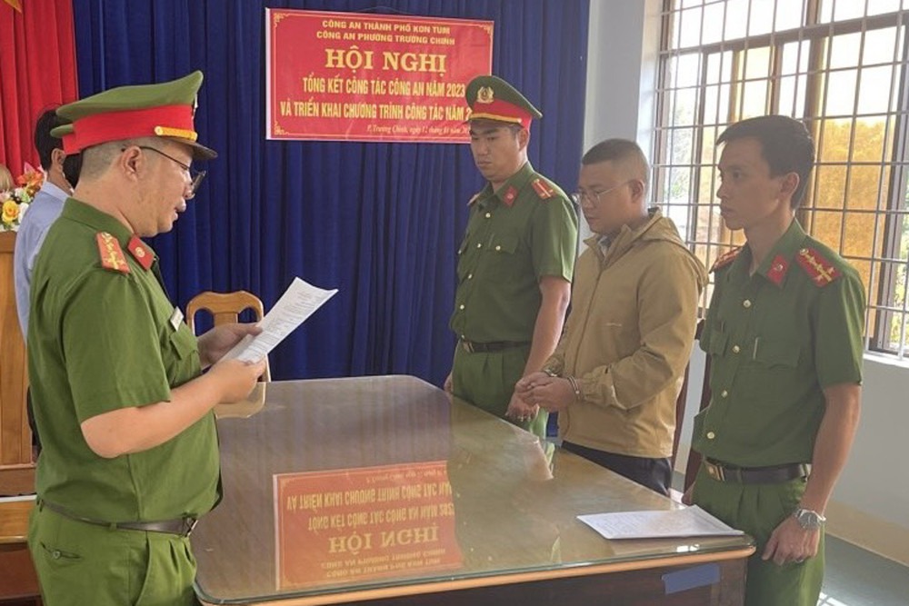 tin tuc phap luat moi nhat ngay 4 2 2024 bat cuu can bo ngan hang chiem doat cua nguoi dan hon 14 ty dong