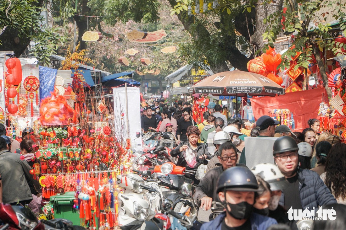 nguoi ha noi di sam tet ngay nang am sieu thi dong 22nghet tho22 nhung ngay cuoi nam 13