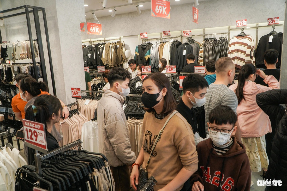 nguoi ha noi di sam tet ngay nang am sieu thi dong 22nghet tho22 nhung ngay cuoi nam 15