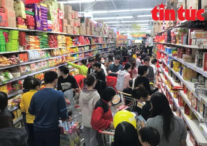nguoi ha noi di sam tet ngay nang am sieu thi dong 22nghet tho22 nhung ngay cuoi nam 8