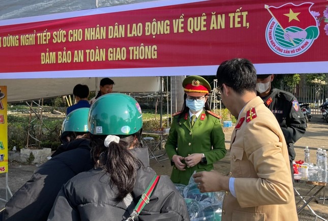 xuc dong hinh anh csgt tang mu bao hiem banh chung tiep suc cho nguoi dan ve que an tet 10